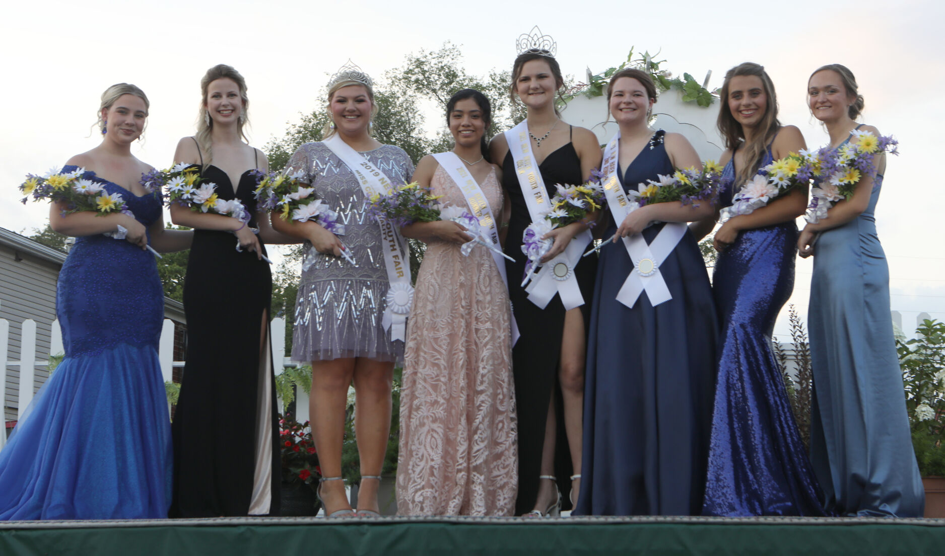 Queen contestants stand with 2019 winner